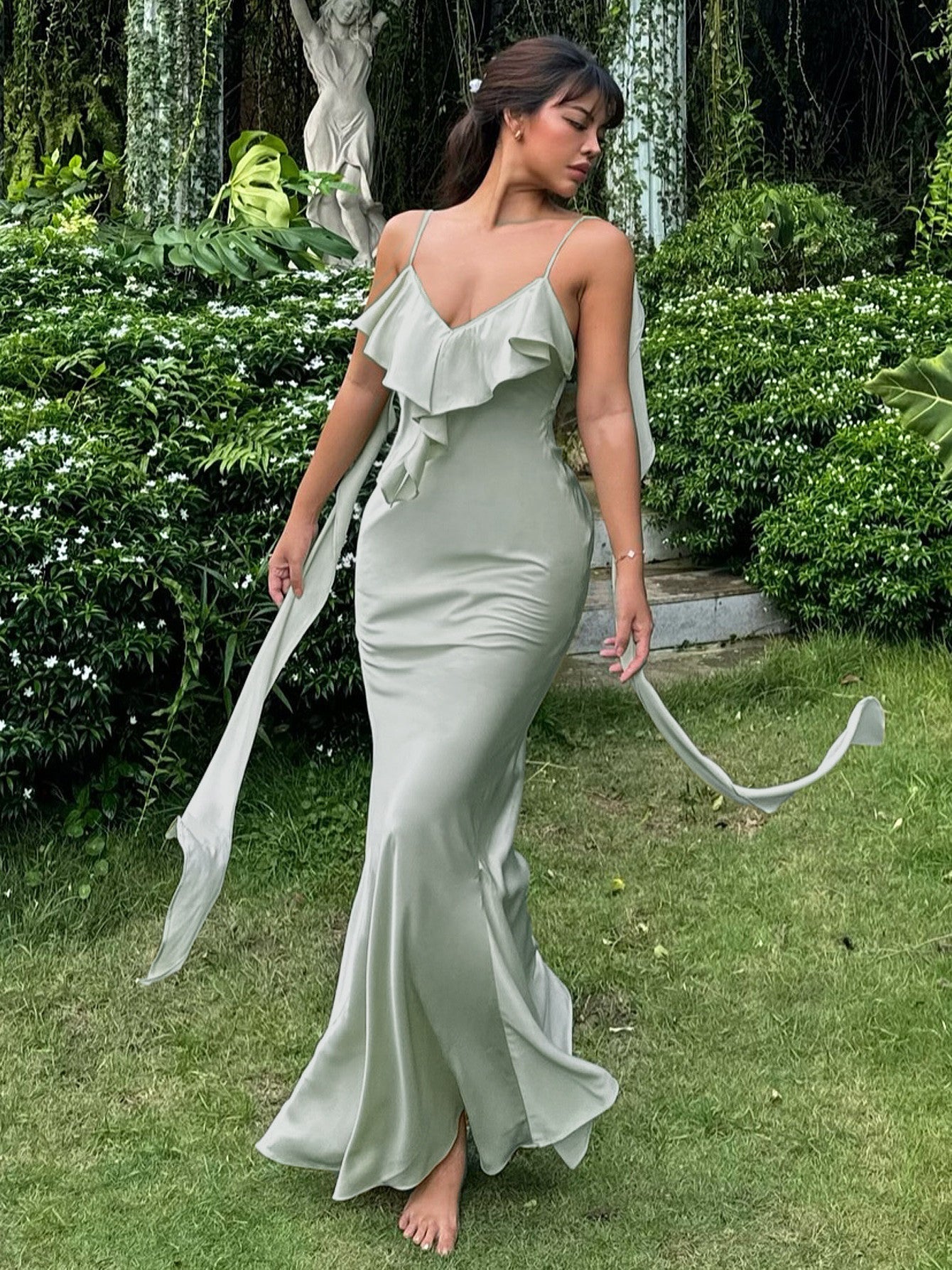 Beautifully Finished Dress in a Timeless Design