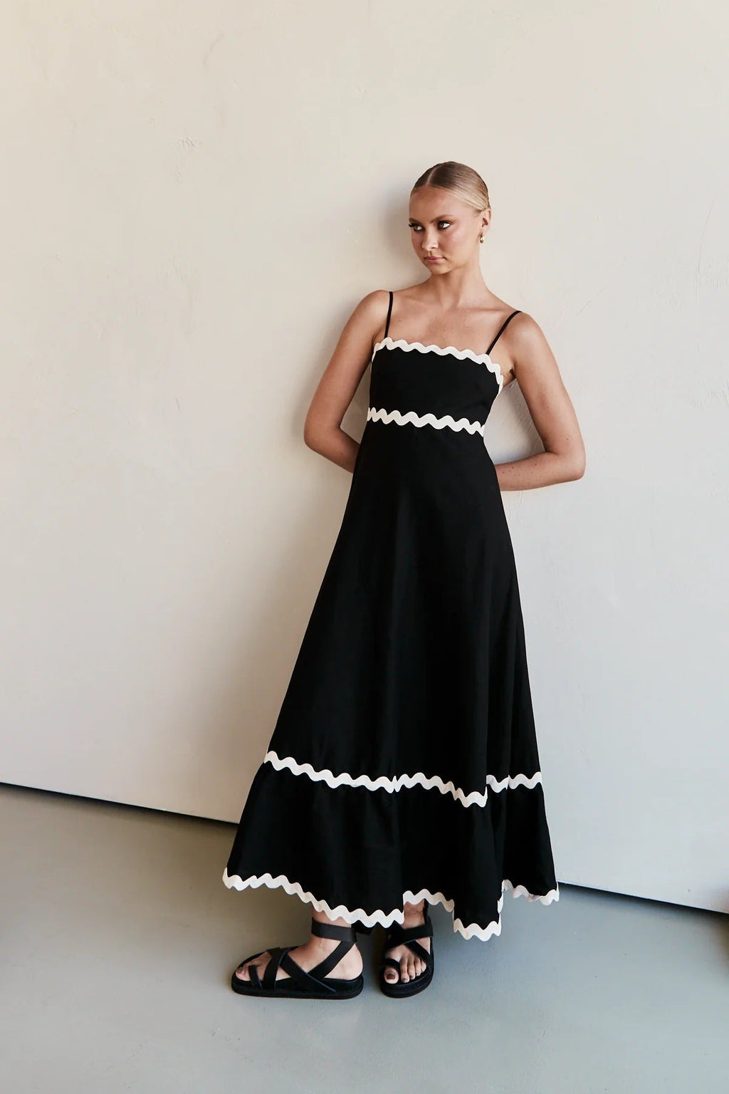 Beautifully Finished Dress in a Timeless Design
