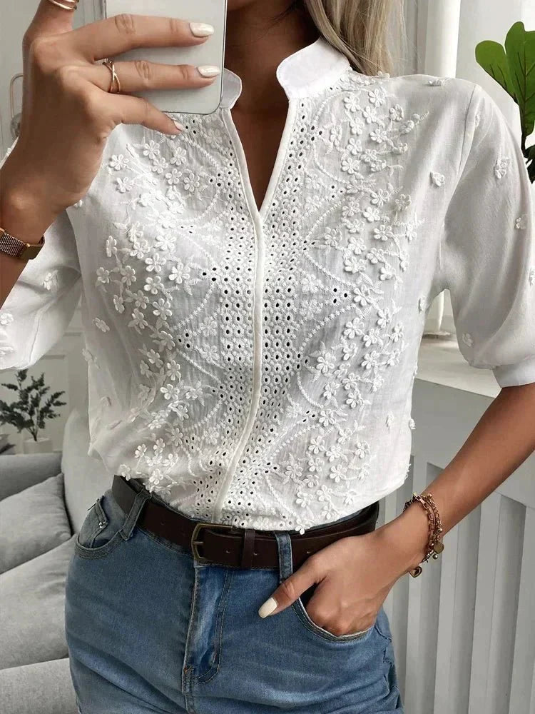 Effortlessly Elegant Blouse with a Timeless Design