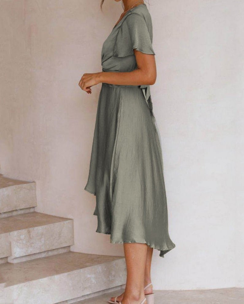 Effortlessly Elegant Dress with a Timeless Design
