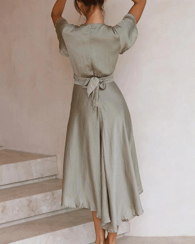Effortlessly Elegant Dress with a Timeless Design