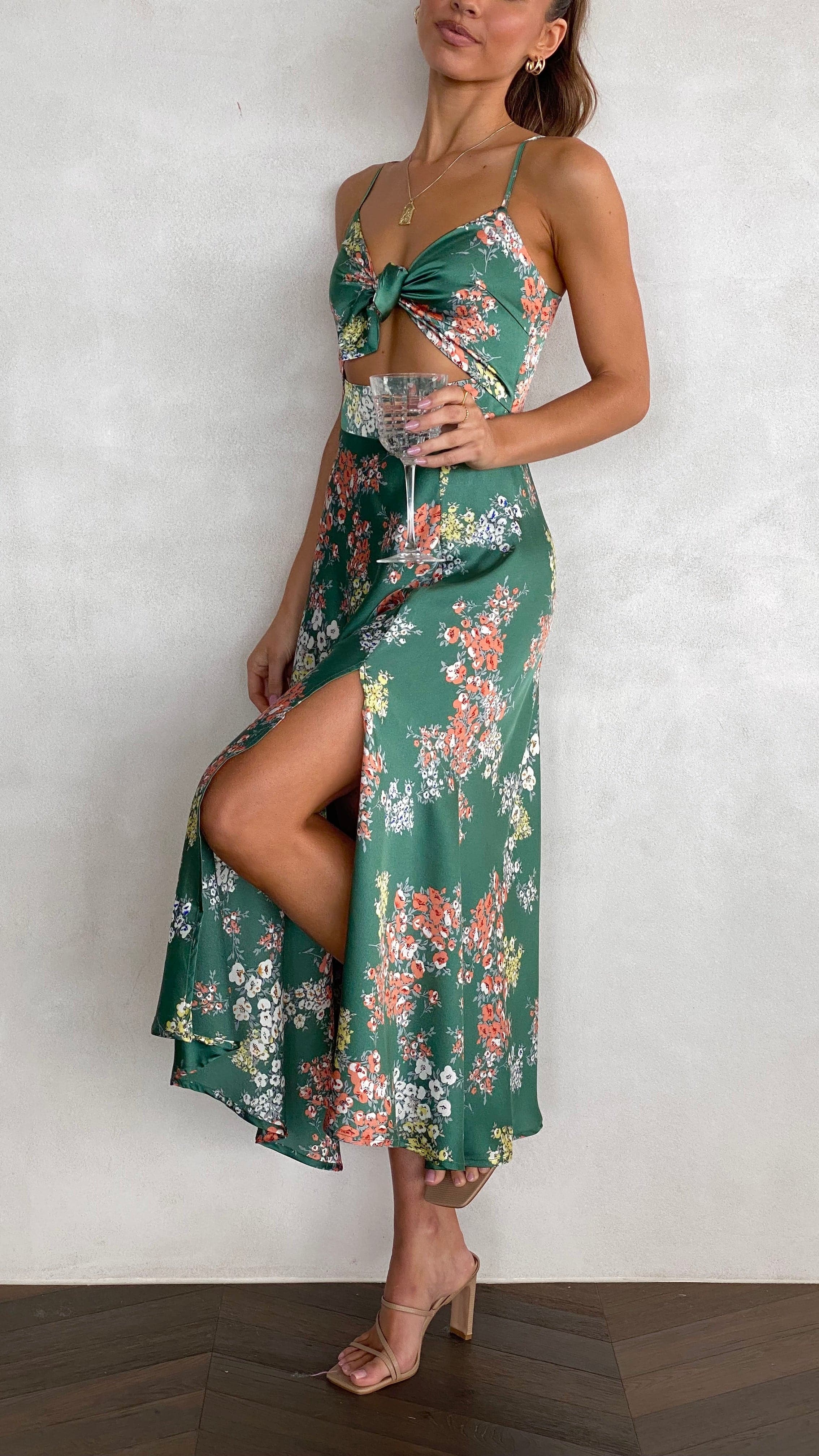 Gracefully Styled Dress for Any Occasion