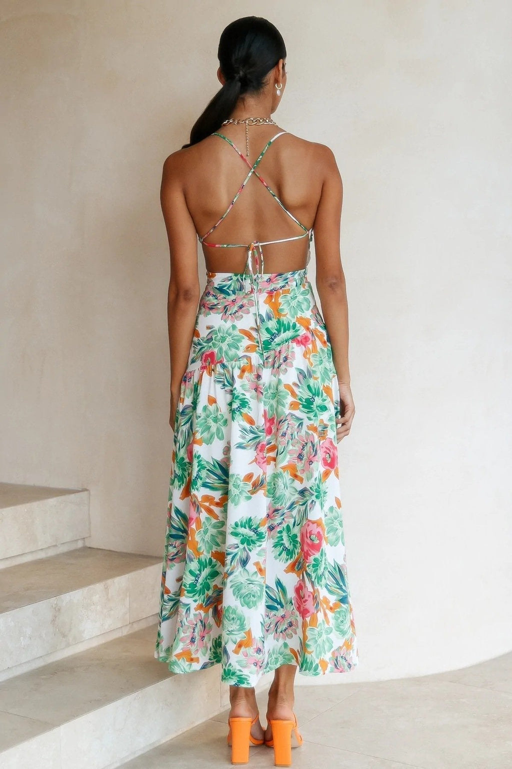 Effortlessly Elegant Dress with a Timeless Design