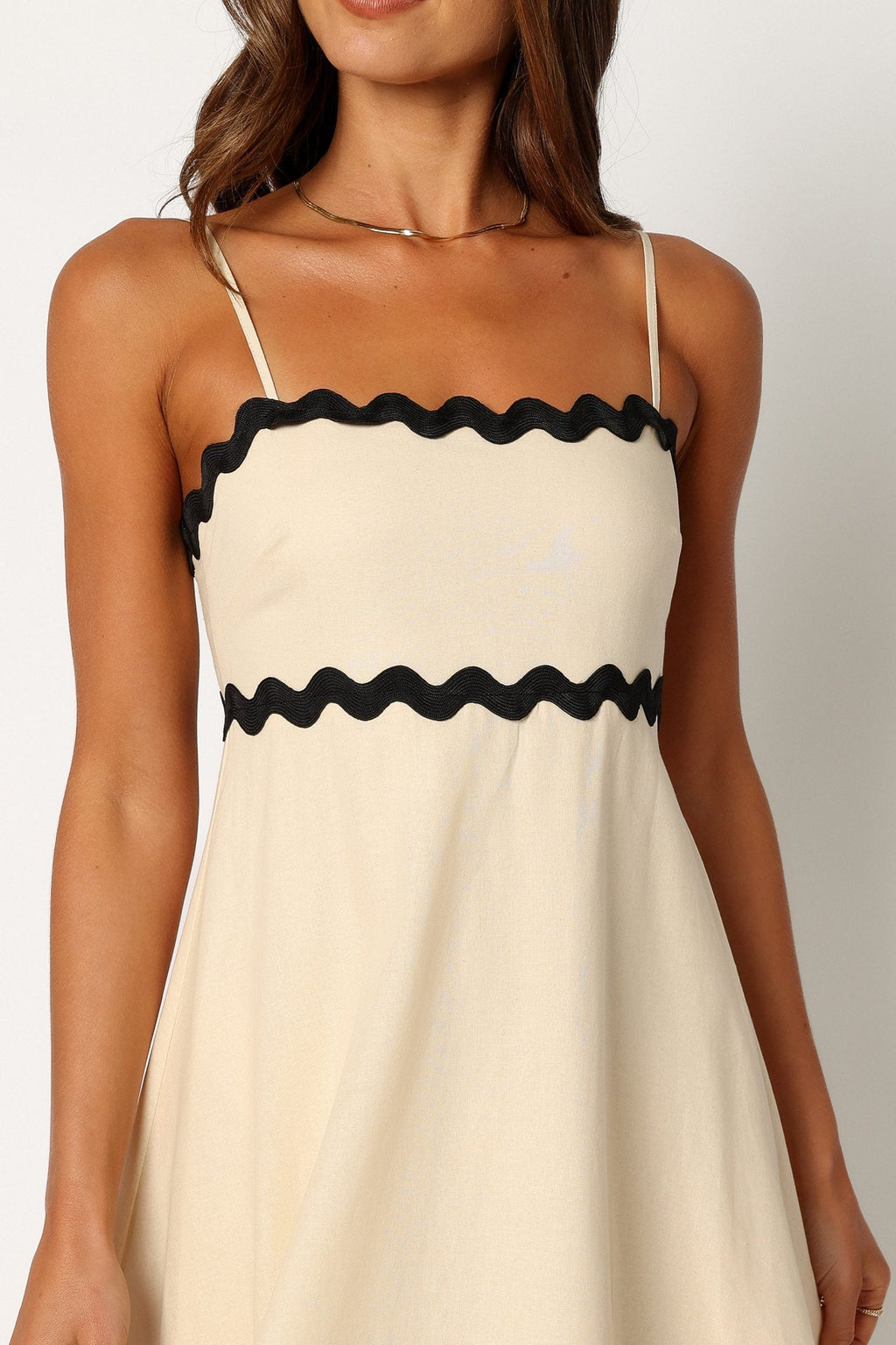Effortlessly Elegant Dress with a Timeless Design