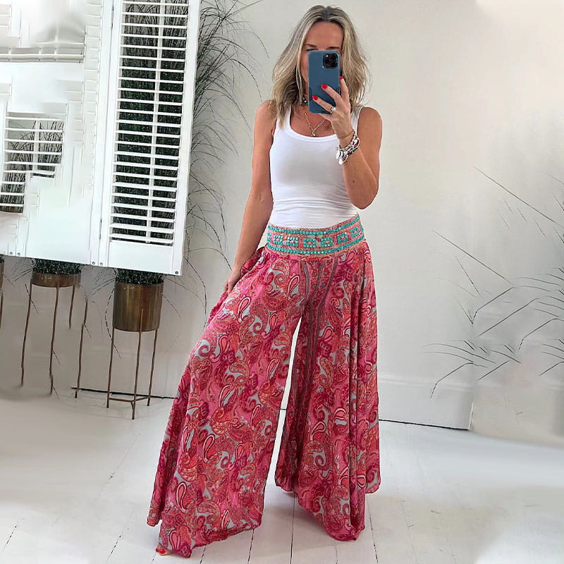 Elegantly Styled Trousers for Everyday Wear
