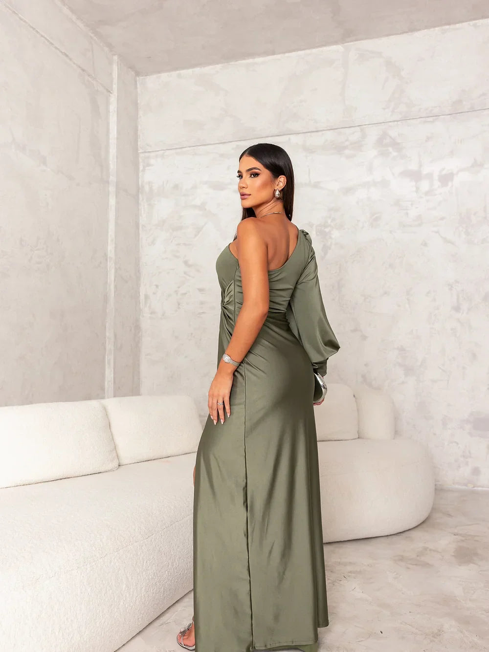 Well Tailored Dress with a Graceful Silhouette